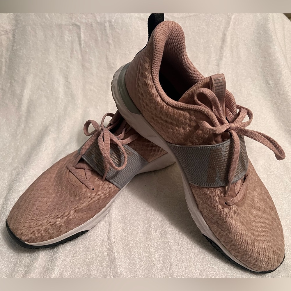 Women’s sneaker Nike size  12